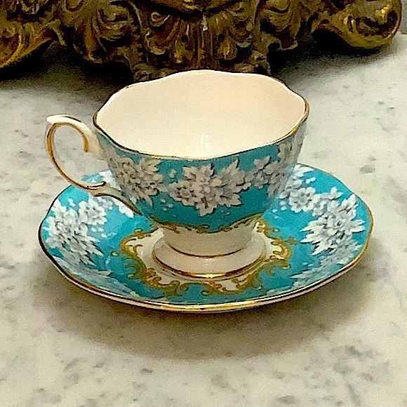 ROYAL ALBERT ENCHANTMENT FOOTED DEM CUP & SAUCER SET VINTAGE MADE ENGLAND BONE - Picture 3 of 16